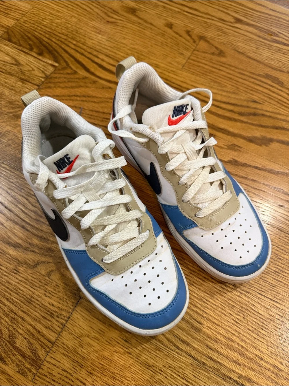 Boy’s Nike Sneakers/Shoes. Size 4Y. Good Condition.